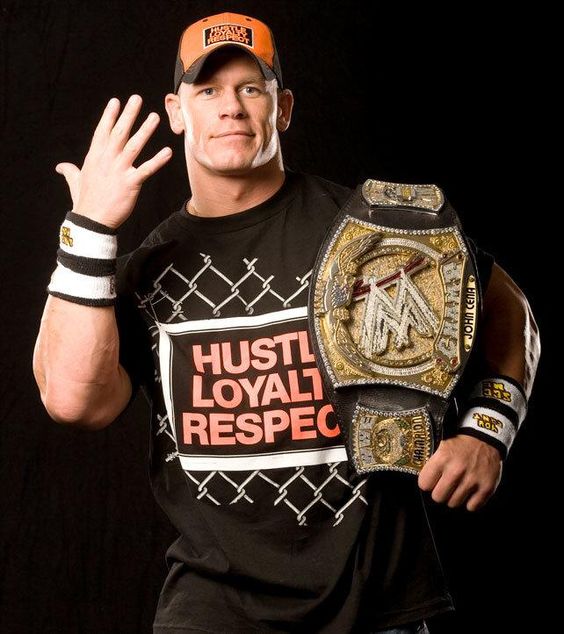 John Cena mit seinem Spinner WWE Belt (Quelle: Pinterest)