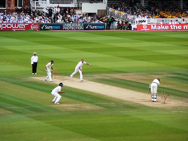 Flintoff_bowling_Siddle,_2009_Ashes_Seies