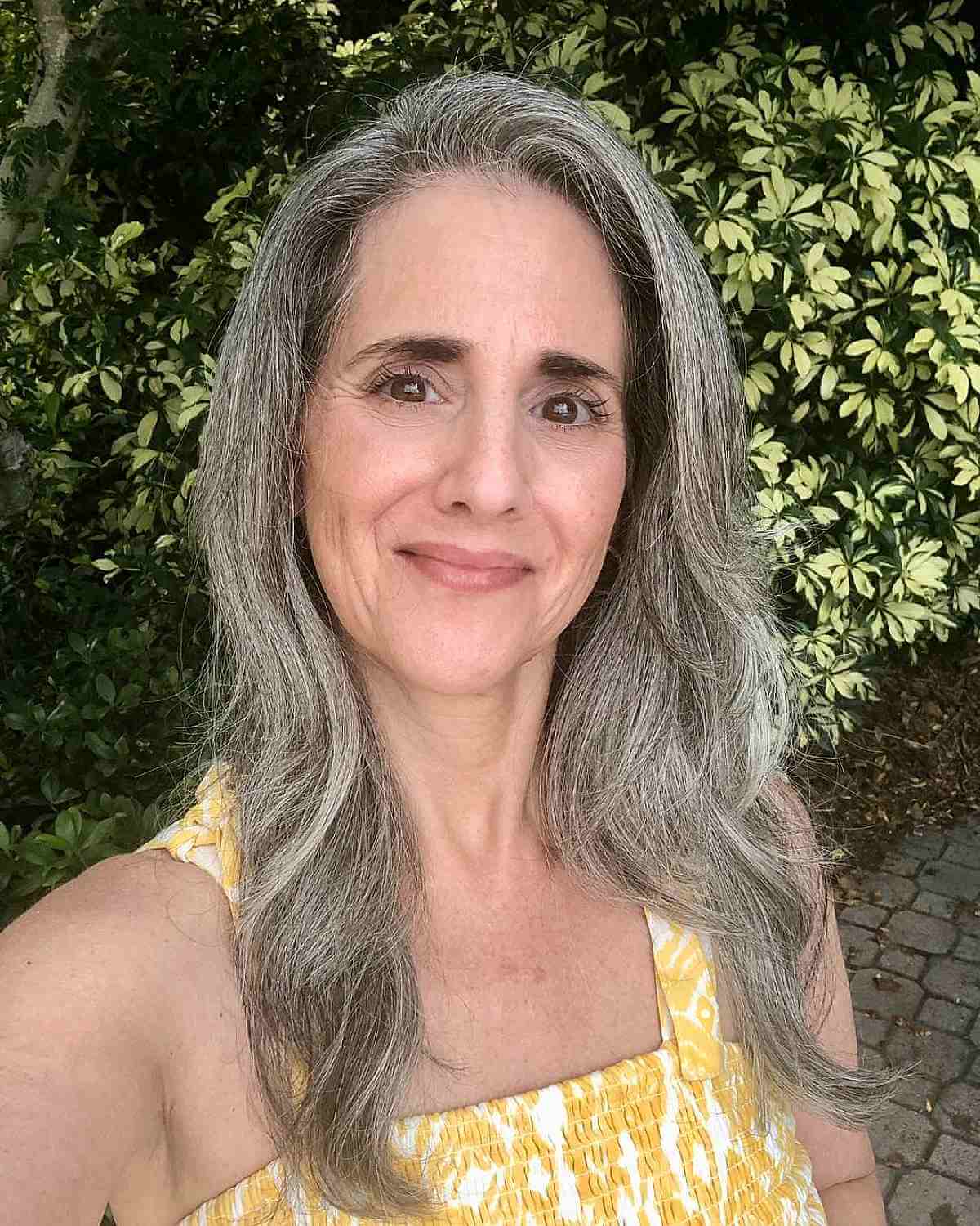 Weiche Schichten auf längerem Haar für eine 50-jährige Frau
