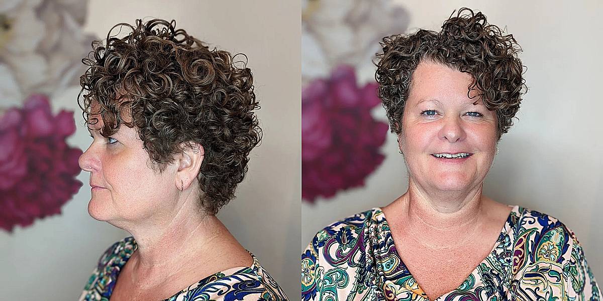 Ohrlanger lockiger Haarschnitt für eine Frau über 50