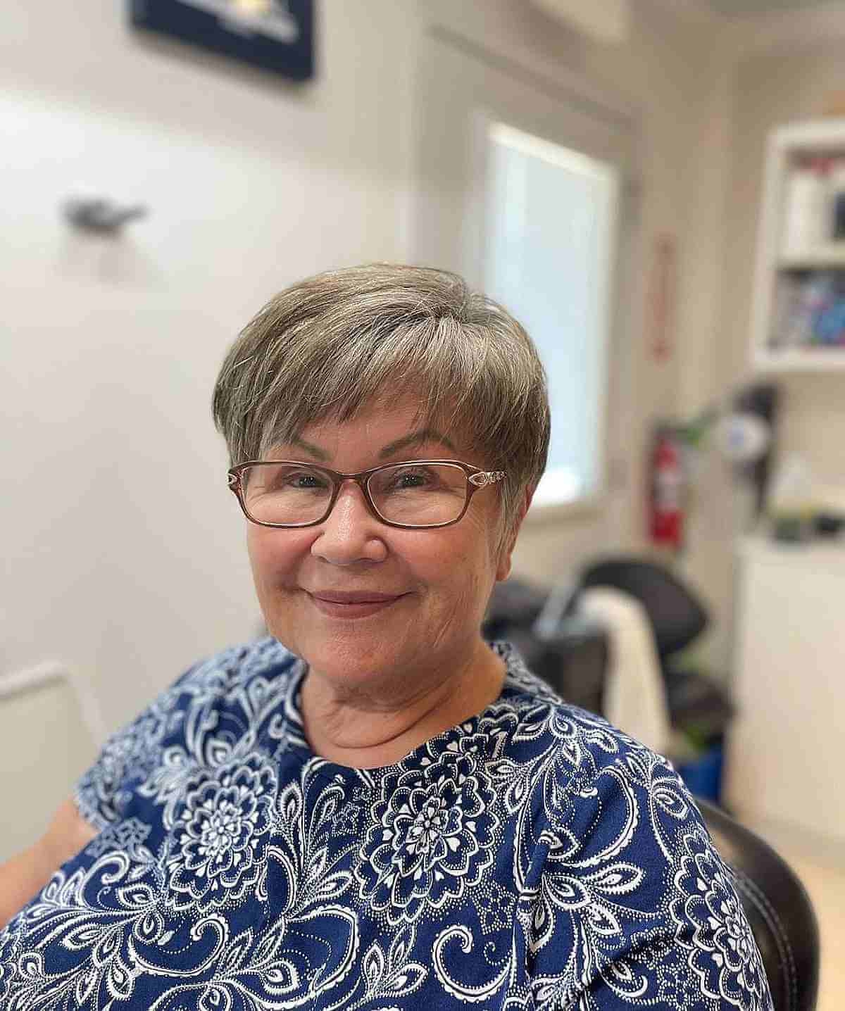 Kurzes graues Haar mit Mikropony für eine Frau in ihren 50ern