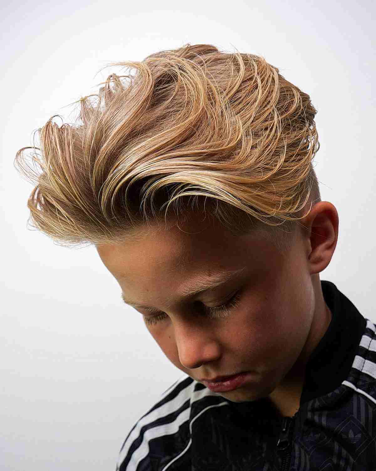 Langes blondes wallendes Haar an der Spitze für jüngere Jungen