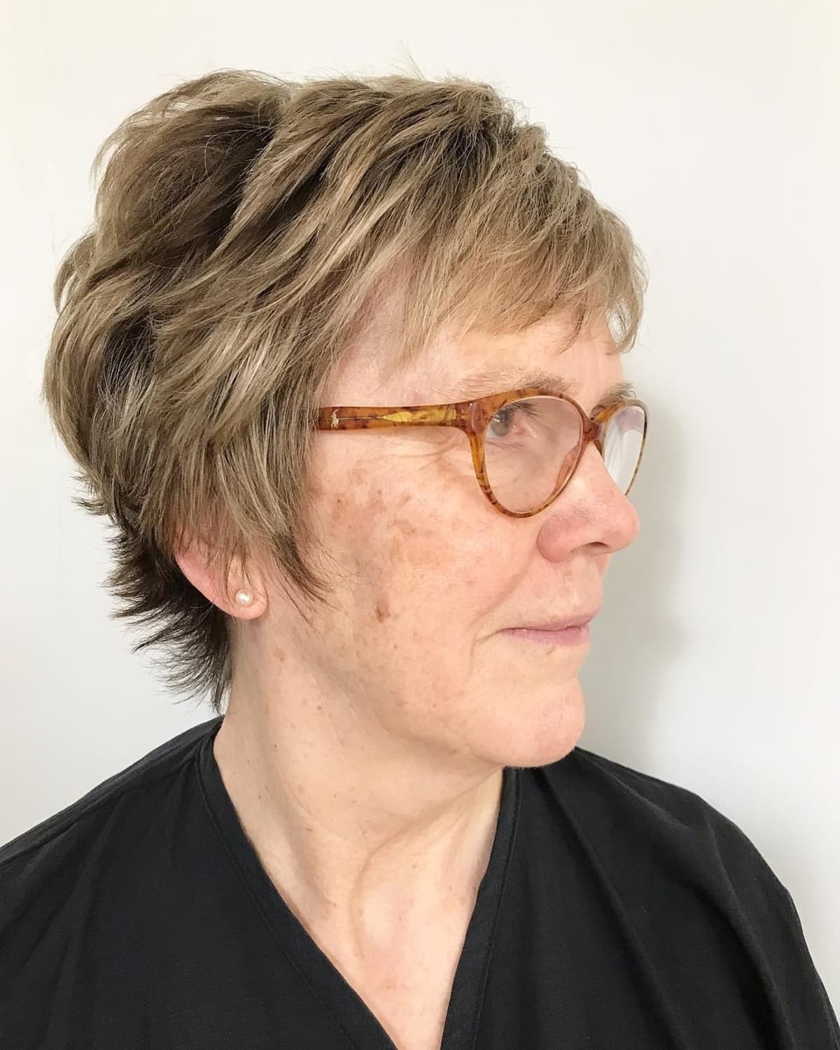 Pixie-Frisur für Frauen über 70 mit Brille