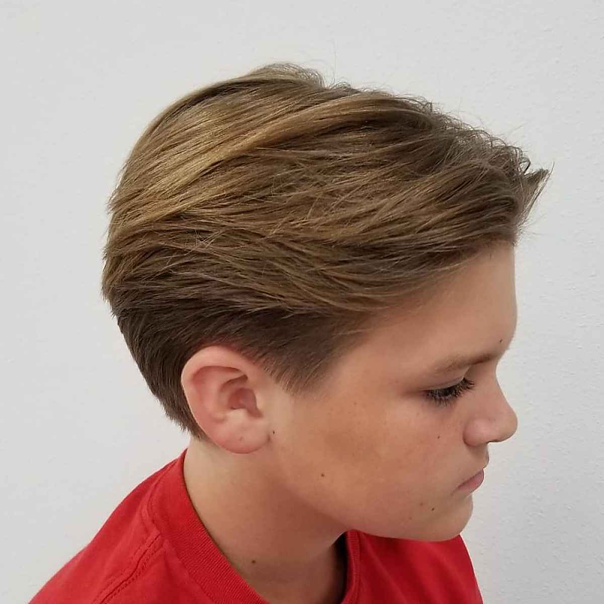 moderner Haarschnitt für kleine Jungen mit glattem Haar