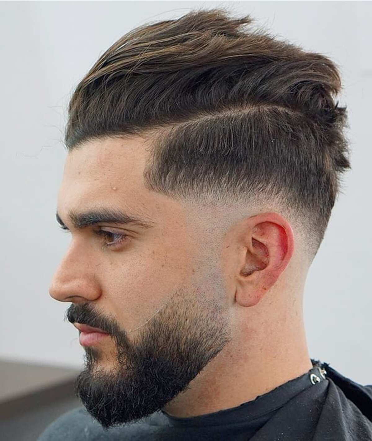 Mittlerer Fade-Haarschnitt mit Bart