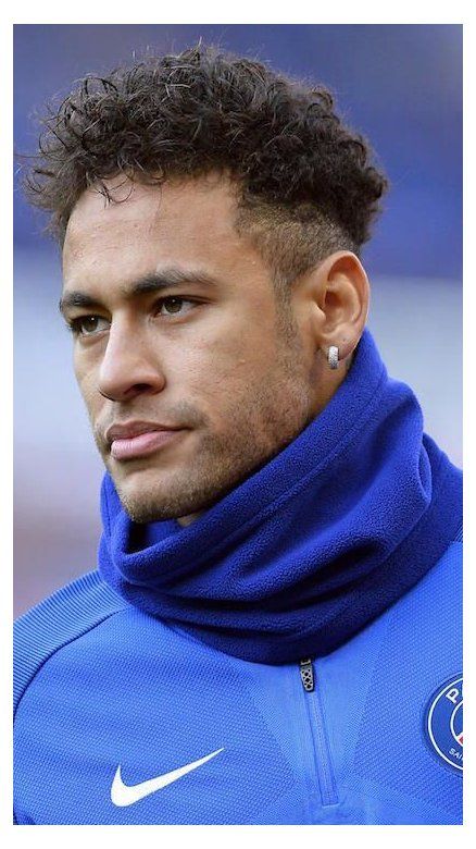 Neymar in Afro-Frisur mit Undercut
