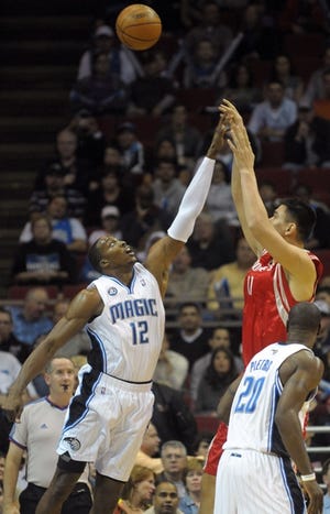 Yao Ming spielt gegen die Hawks (Quelle: Herald-Tribune)