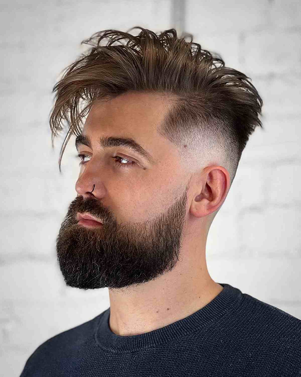 Langes unordentliches Top mit verblasstem Bart für Männer