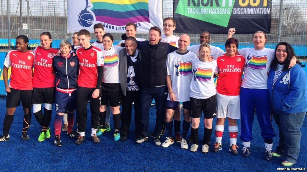 In England haben 44 Ligateams eine offizielle LGBTQ-Fangruppe
