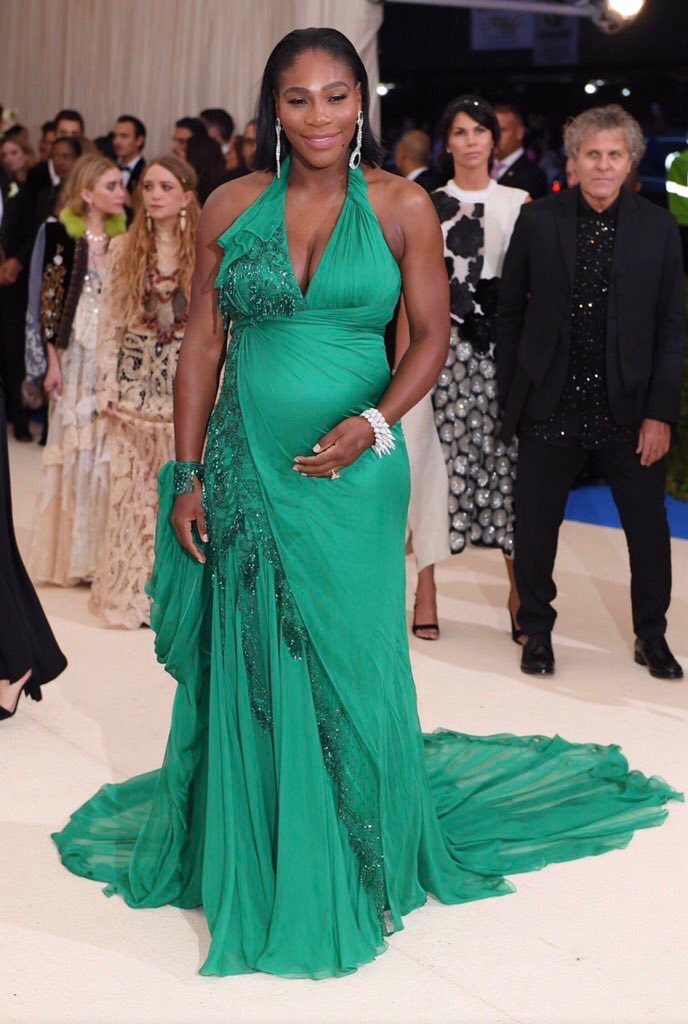 Bei der Met Gala präsentiert Serena Williams ein umwerfendes grünes Kleid mit Babybauch.  (Quelle: Twitter)