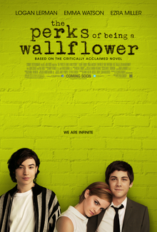 Ein Junge steht neben einem Mädchen, das ihren Kopf an die Schulter eines zweiten Jungen lehnt, vor einer limonengrünen Wand und darunter die Worte „We are Infinite“.