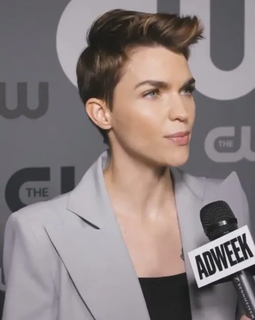 Von <a rel="nofollow" class="external text" href="https://www.youtube.com/user/adweekdotcom">Adweek</a> - <a rel="nofollow" class="external text" href="https://www.youtube.com/watch?v=UJ_dCedahjY">The CW 2019 Upfront Red Carpet</a>, <a href="https://creativecommons.org/licenses/by/3.0" title="Creative Commons Attribution 3.0">CC BY 3.0</a>, <a href="https://commons.wikimedia.org/w/index.php?curid=85059073">Link</a>