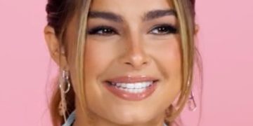 Addison_Rae_Pandora_ME_2021_02_(cropped) Von TheOfficialPandora - YouTube: https://www.youtube.com/watch?v=wFZgXFkTg0s – Archivierte Versionen ansehen/speichern auf archive.org und archive.today, CC BY 3.0, Link