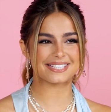 Addison_Rae_Pandora_ME_2021_02_(cropped) Von TheOfficialPandora - YouTube: https://www.youtube.com/watch?v=wFZgXFkTg0s – Archivierte Versionen ansehen/speichern auf archive.org und archive.today, CC BY 3.0, Link