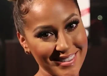 Von RumorFix - Adrienne Bailon Talks About The Real, CC BY 3.0, Link Konvertiert