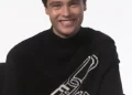 Felix Mallard lächelnd in schwarzem Sweatshirt