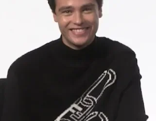 Felix Mallard lächelnd in schwarzem Sweatshirt