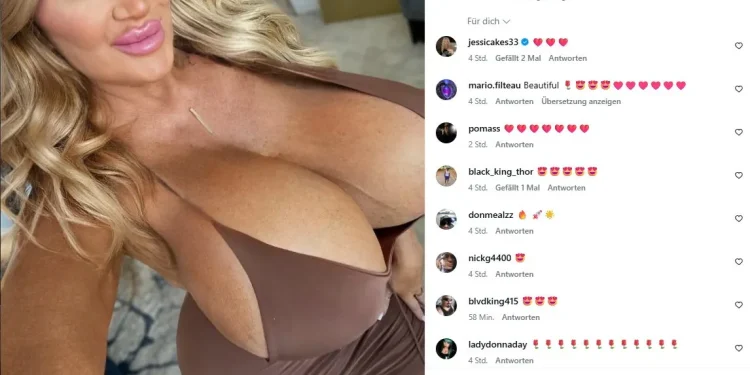 Allegra Cole Model mit 54-Zoll-Brust