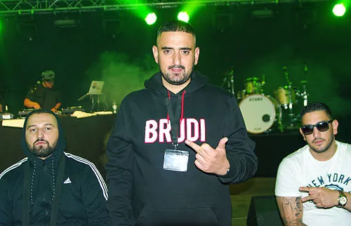 Haftbefehl auf einer Bühne