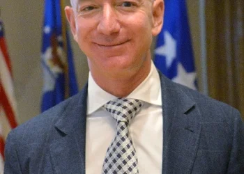 Jeff Bezos, Gründer von Amazon und Blue Origin, im Anzug
