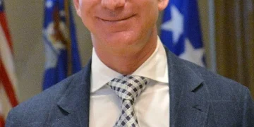 Jeff Bezos, Gründer von Amazon und Blue Origin, im Anzug