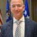 Jeff Bezos, Gründer von Amazon und Blue Origin, im Anzug