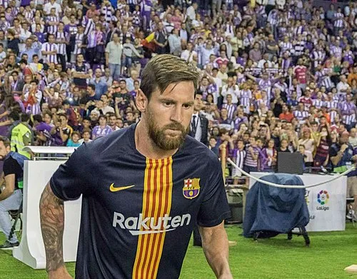 Lionel Messi Vermögen – Gehalt, Einnahmen und finanzieller Aufstieg im Detail 3 Von <a rel="nofollow" class="external text" href="http://www.realvalladolid.es">www.realvalladolid.es</a> - <a rel="nofollow" class="external text" href="http://www.realvalladolid.es/multimedia/galeriadeimagenes/25082018/REAL-VALLADOLID-0-FC-BARCELONA-1-LIGA-18-19-JORNADA-2-25-08-2018/miniaturas/">REAL VALLADOLID, 0; F.C. BARCELONA, 1 (LIGA 18/19, JORNADA 2, 25-08-2018)</a>, <a href="https://creativecommons.org/licenses/by-sa/4.0" title="Creative Commons Attribution-Share Alike 4.0">CC BY-SA 4.0</a>, <a href="https://commons.wikimedia.org/w/index.php?curid=79288129">Link</a>