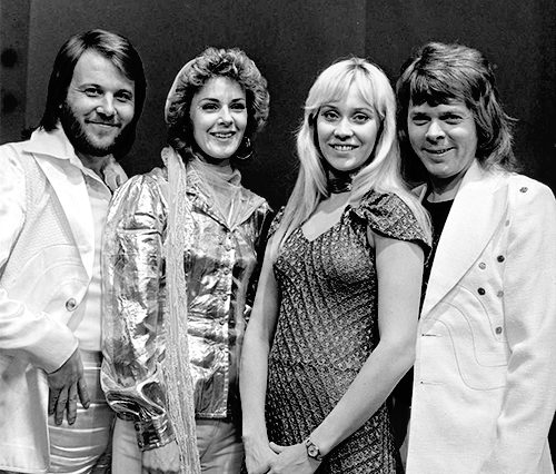ABBA 1974 bei einem Fernsehauftritt mit Agnetha Fältskog, Anni-Frid Lyngstad, Björn Ulvaeus und Benny Andersson – Phase des internationalen Durchbruchs und Beginn des großen ABBA Vermögens