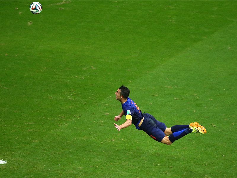 Robin Van Persie springt mit einem Kopfballtor gegen Spanien