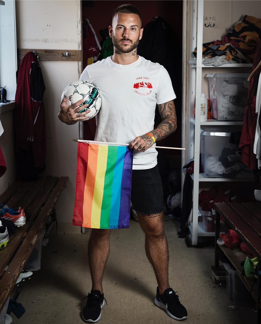 Anton Hysen mit LGBT-Flagge