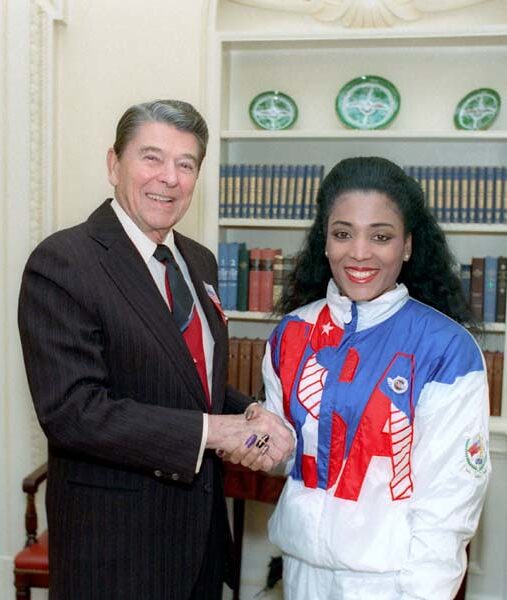 Präsident Reagan begrüßt Florence Griffith Joyner vom US-Olympiateam am 24. Oktober 1988 im Oval Office