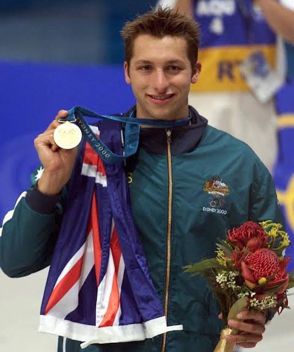 Ian Thorpe zeigt seine Goldmedaille.