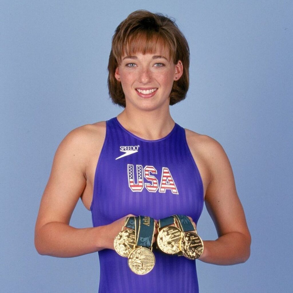 Amy Van Dyken mit der Sammlung ihrer olympischen Goldmedaillen