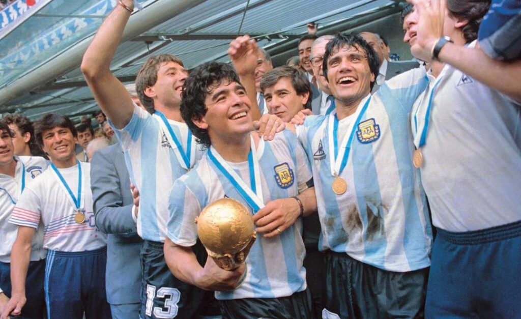 Argentinien feiert 1986 mit dem WM-Pokal