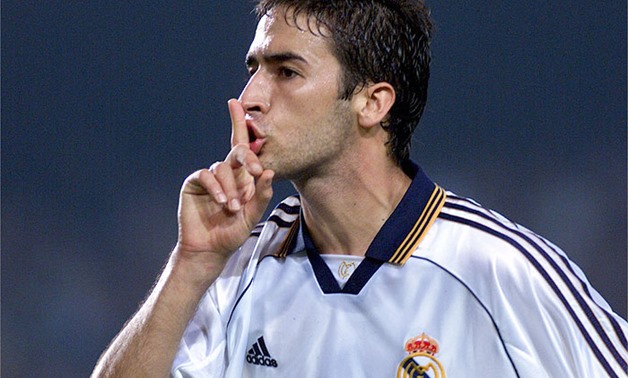 Raul Gonzalez mit dem Schweigezeichen nach seinem Tor gegen Barcelona