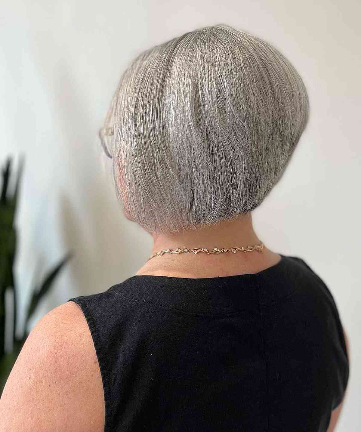 Moderner kurzer Bob für Damen ab 60 mit grauem Haar