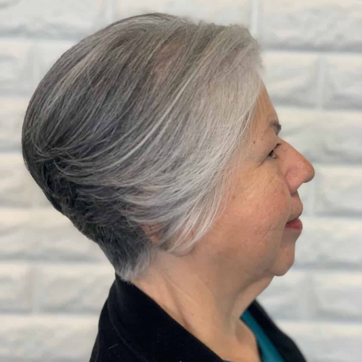 natürlich graues Haar für ältere Frauen mit feinem Haar