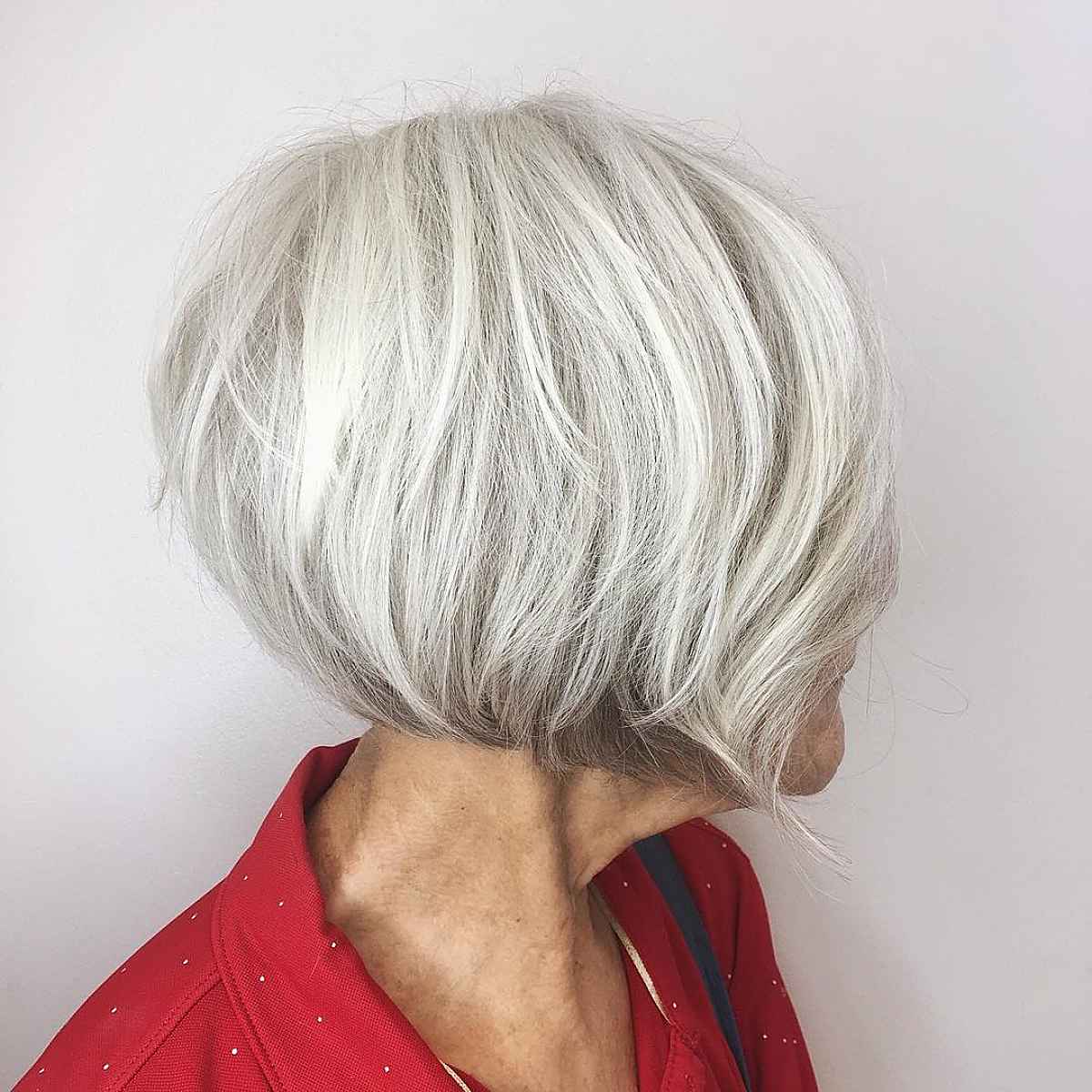 Kurze Stufenfrisur für Damen über 60 mit grauem dichtem Haar