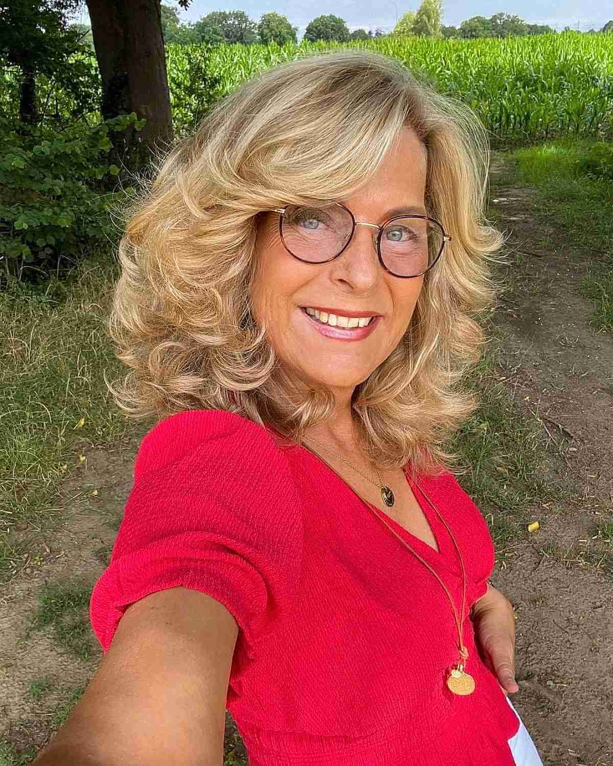 Schulterlanges blondes gefiedertes Haar mit kurzen Stufen für 50-Jährige