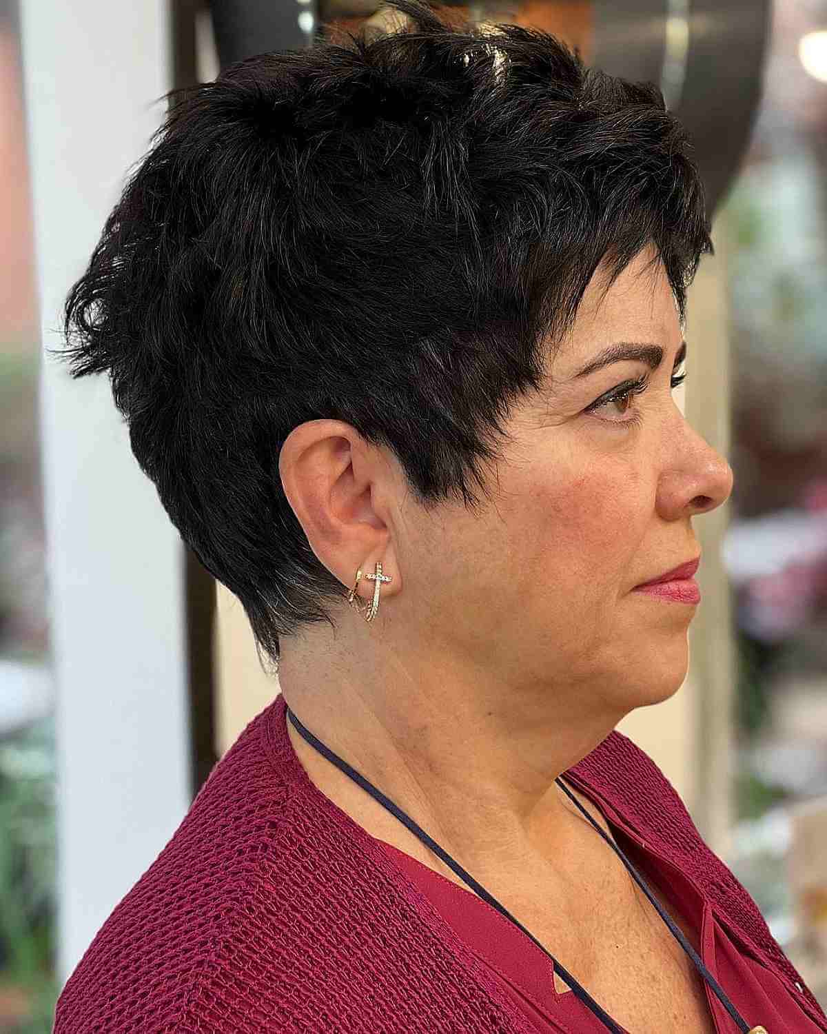 Sehr kurzer unordentlicher Haarschnitt für eine 50-jährige Frau