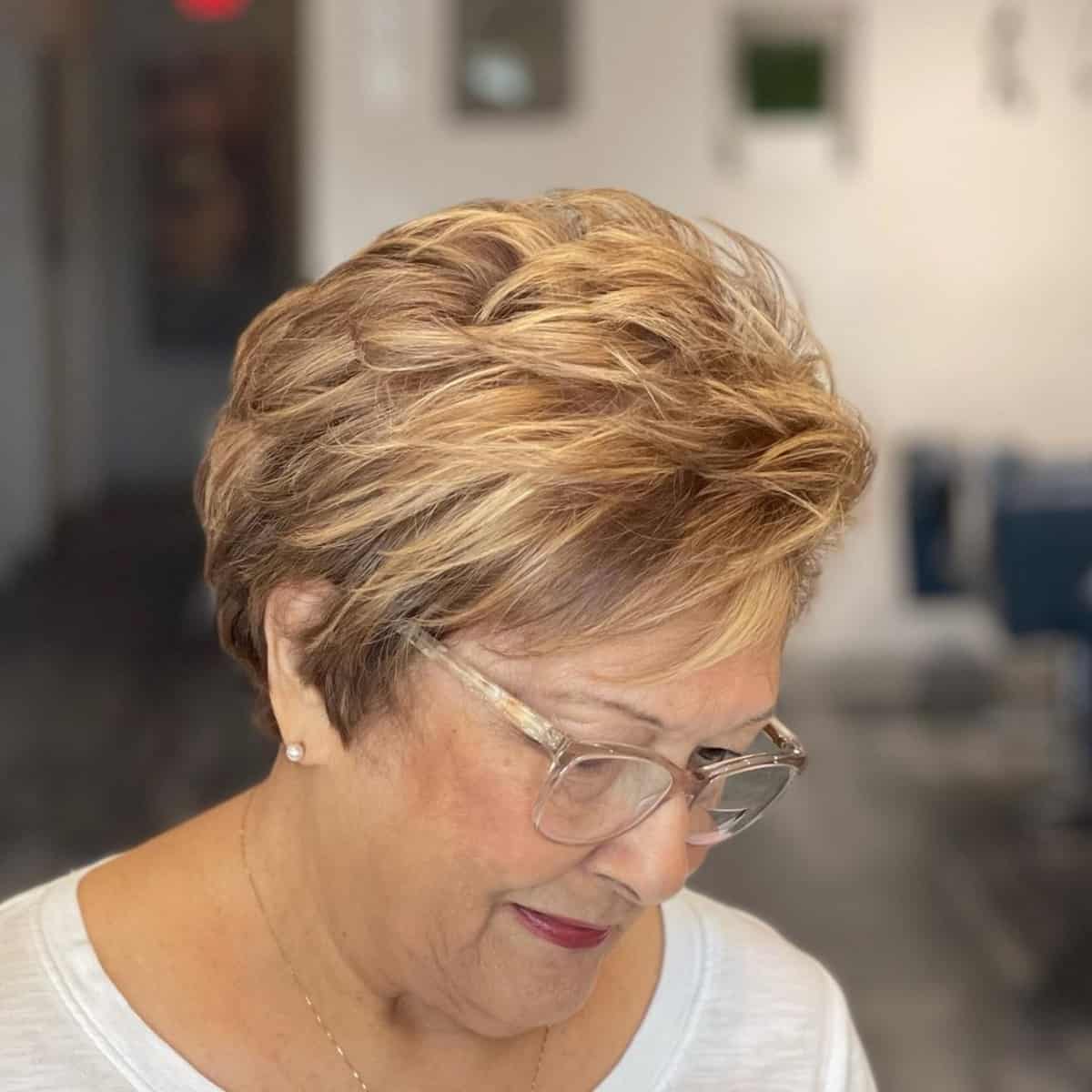 Stufenschnitt für 60-Jährige mit naturgrauem Haar