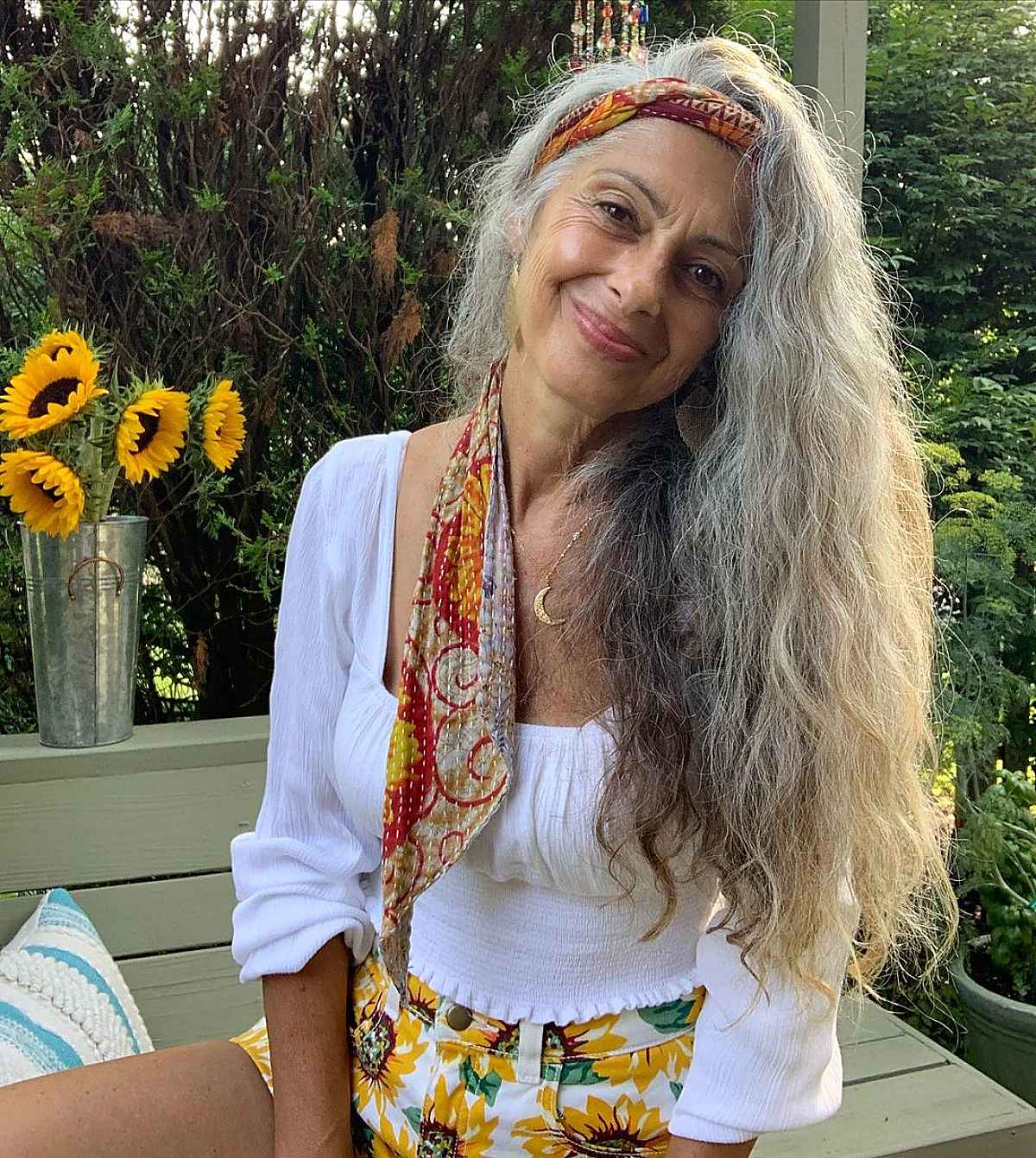 Atemberaubendes langes gewelltes Haar für Frauen im Alter von 60 Jahren