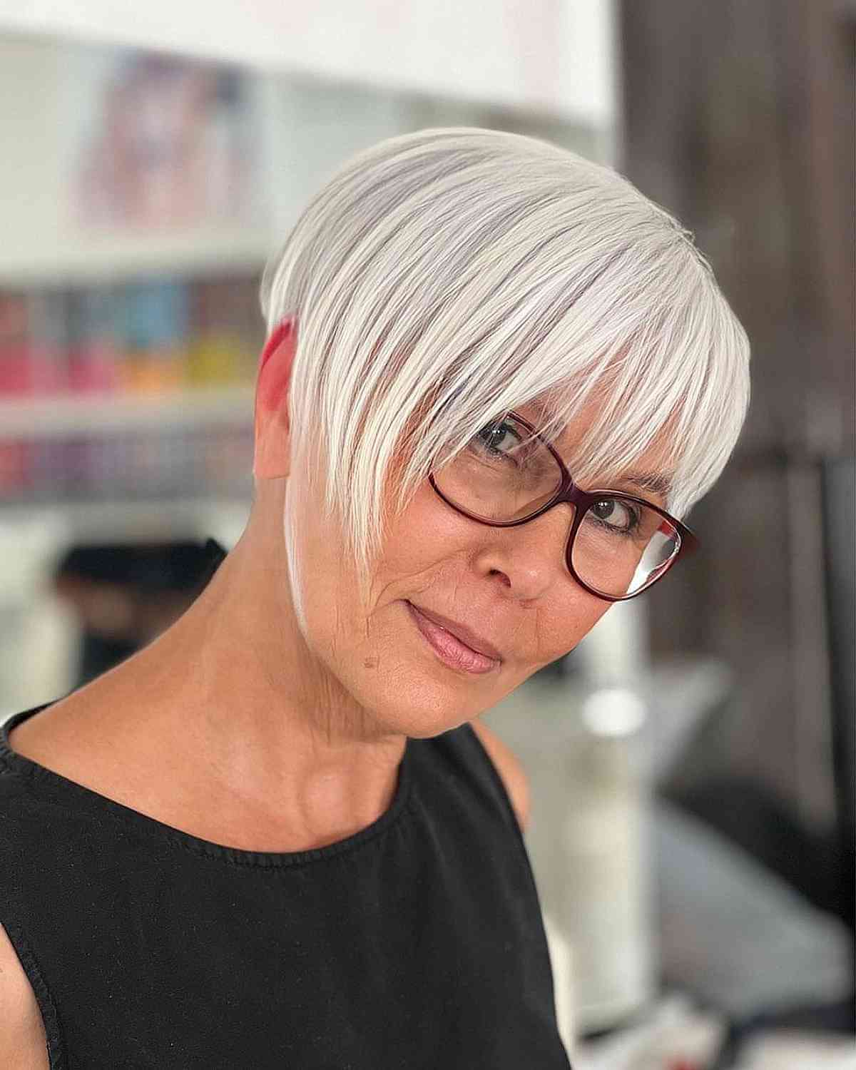 Platinum Sleek Pixie für alte Frauen mit Brille