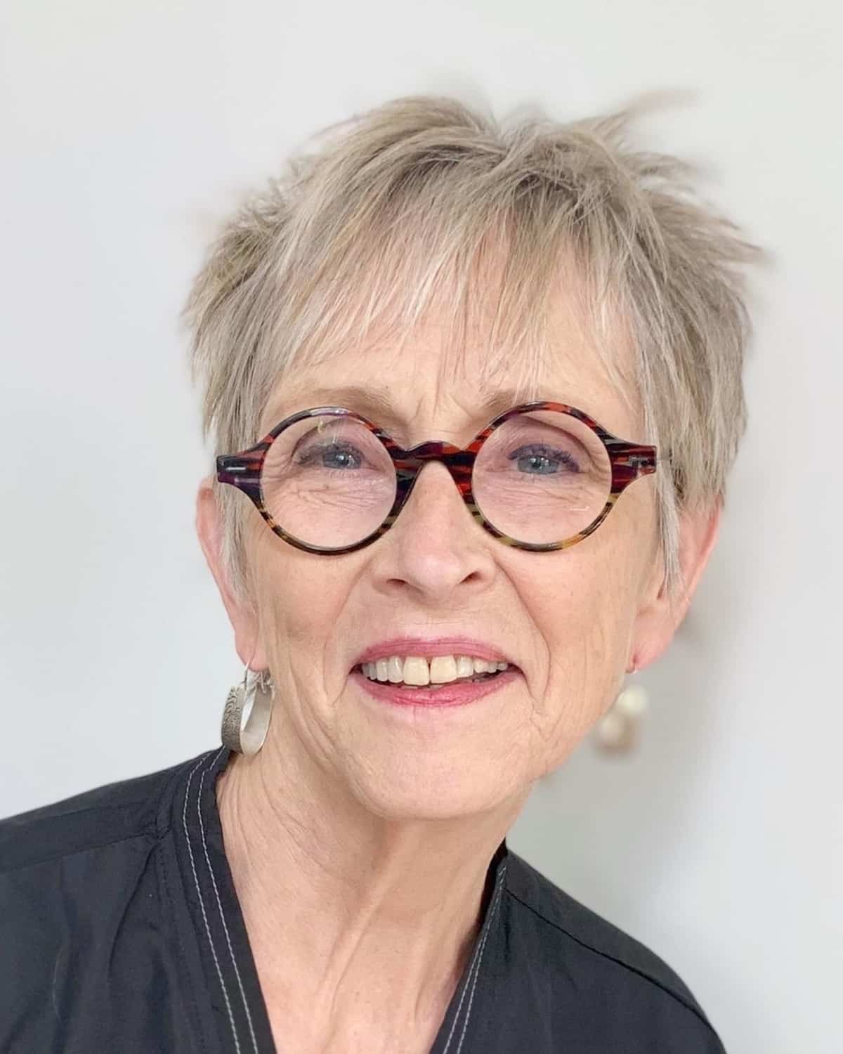 Pixie-Frisur für Frauen über 60 mit Brille