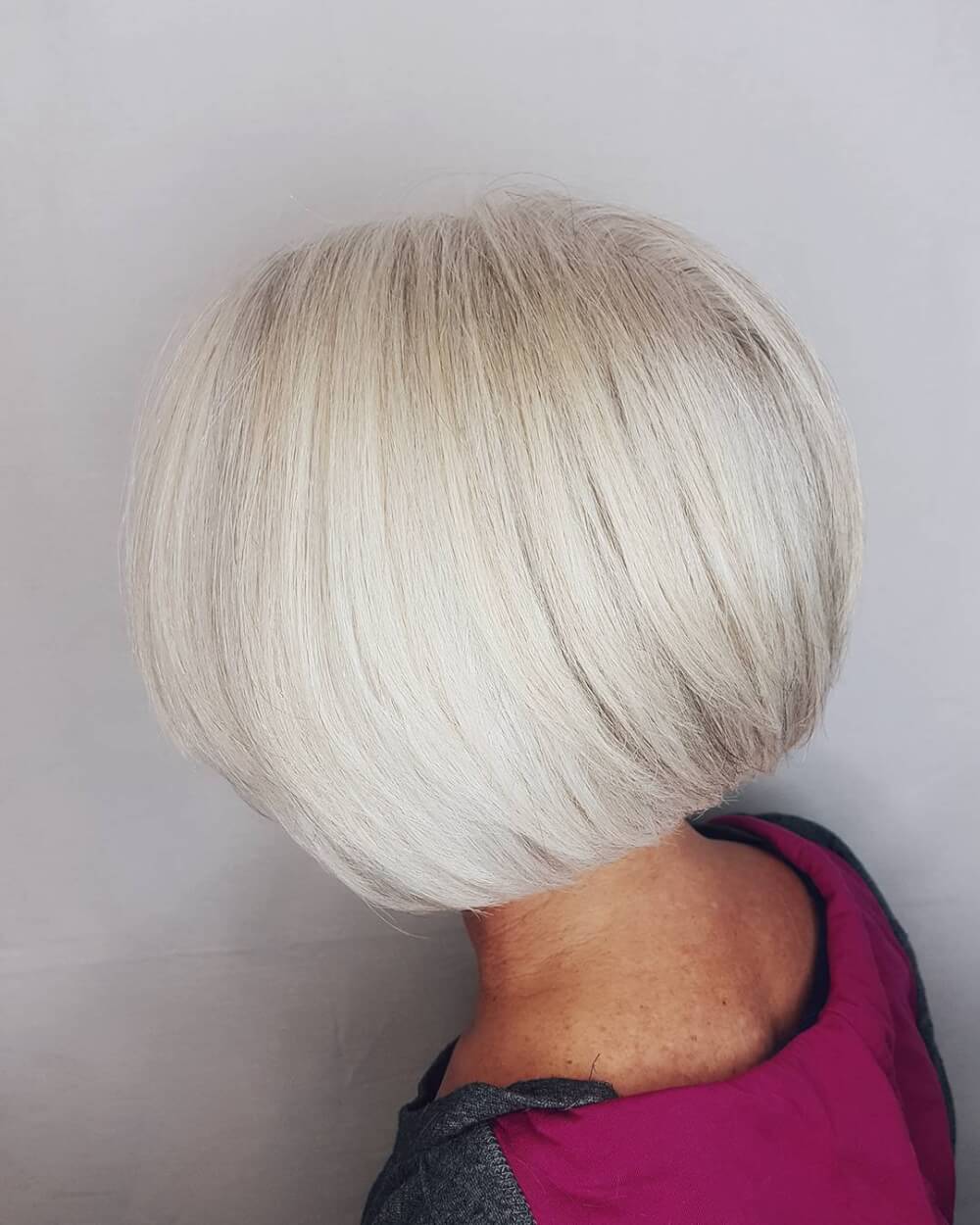 Ein kurzer, kieferlanger, abgerundeter Bob-Haarschnitt für Frauen über 60 mit grauem Haar