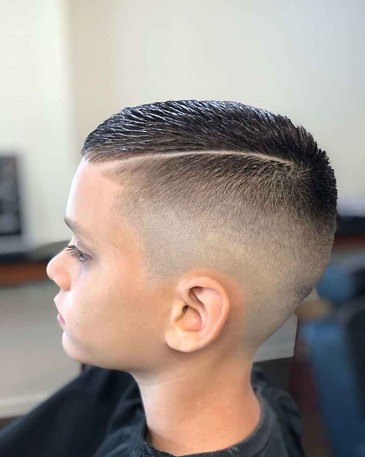 Hohe Glatze für kleinen Jungen mit feinem Haar