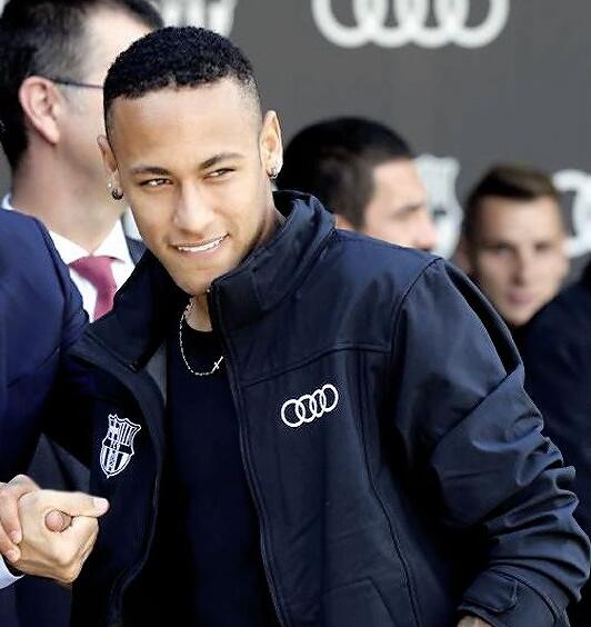Neymar in kurzer und lockiger Frisur