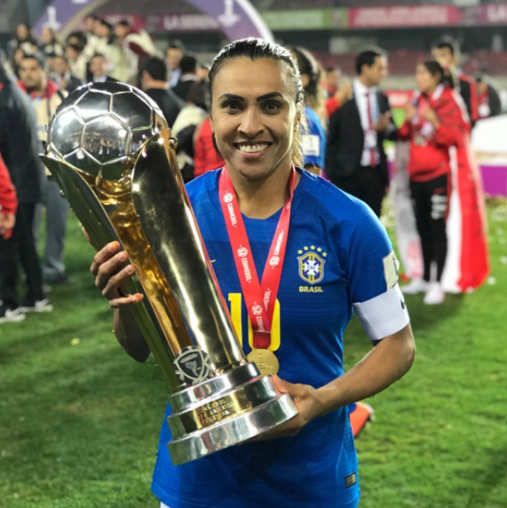 Die brasilianische Fußballspielerin Marta V. Silva mit der Copa America Trophy 2018)