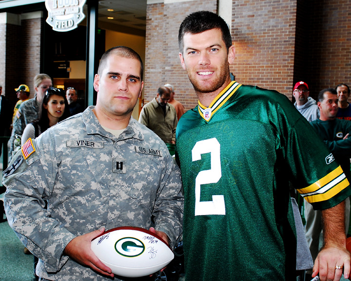 Green Bay Packers hosten Soldaten der Wisconsin National Guard für Pros vs. GI Joes