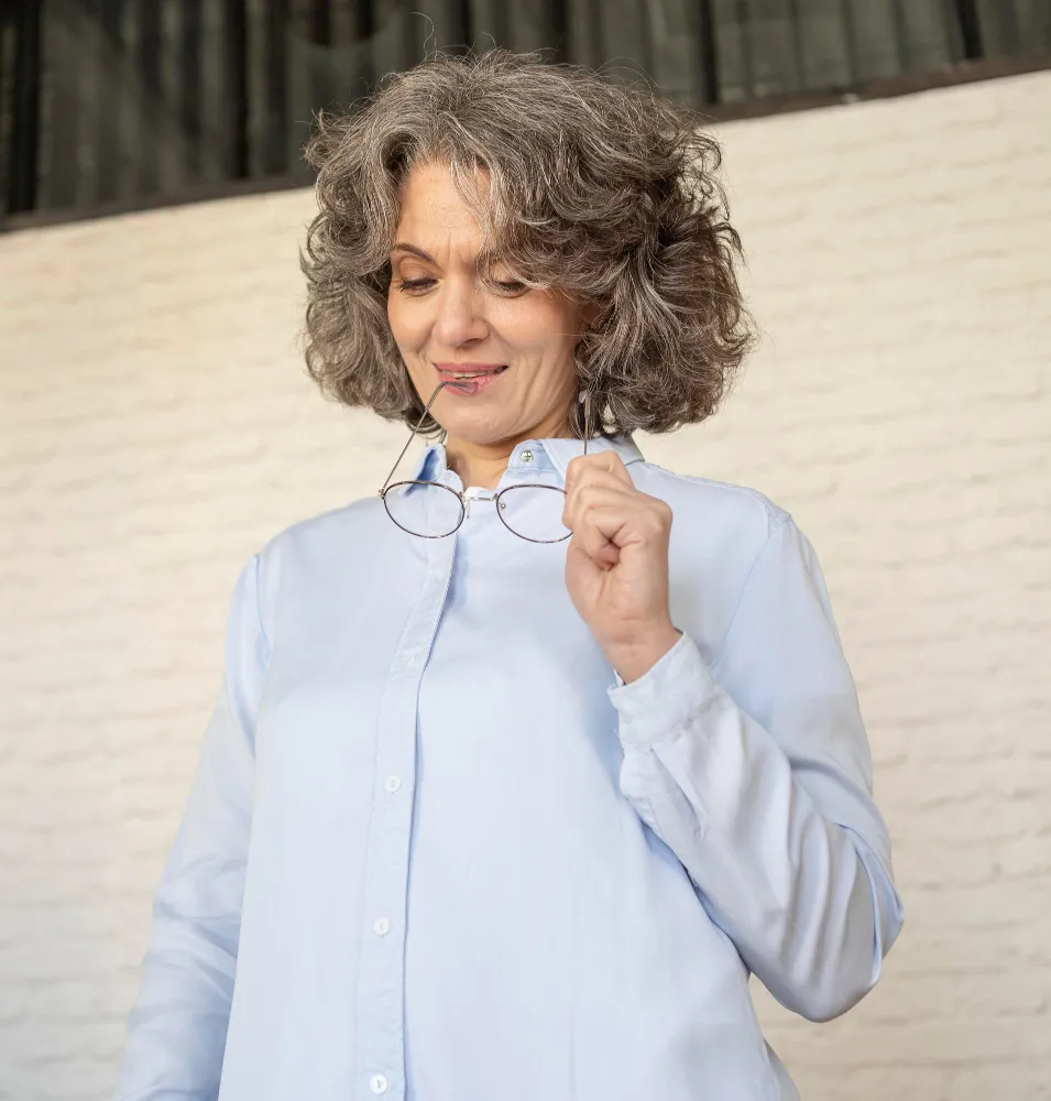 Frau mit Brille und Kurzhaarfrisur